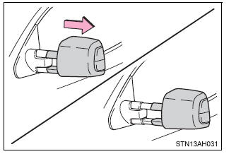 Adjusting the steering wheel and mirrors