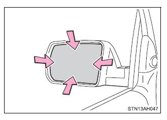 Adjusting the steering wheel and mirrors